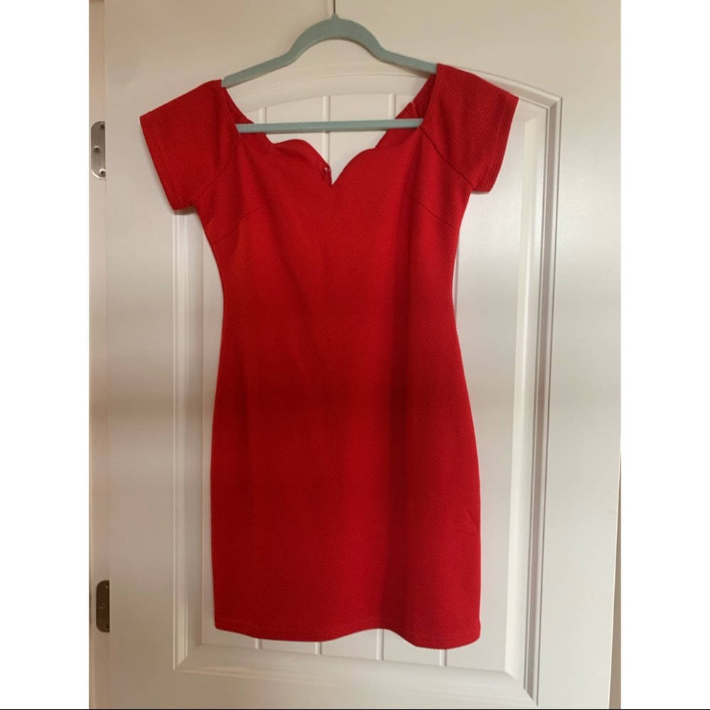 Red dress - Picture 2 of 4